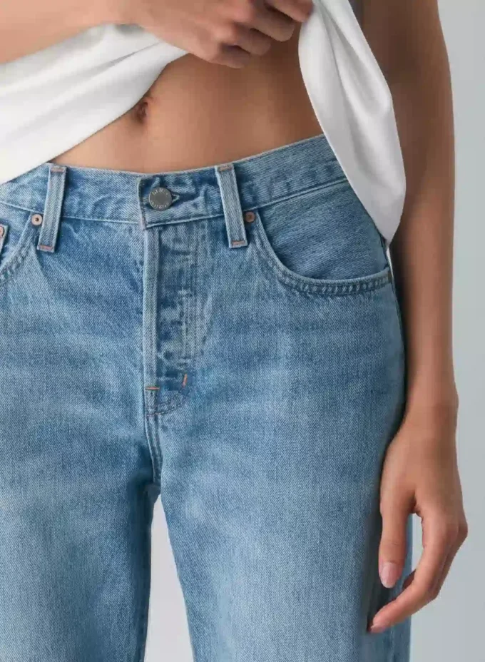 Denim Forum 90-tallsjeans med middels høy midje og løs, avsmalnende passform Denim Forum 90-tallsjeans med middels høy midje og løs, avsmalnende passform