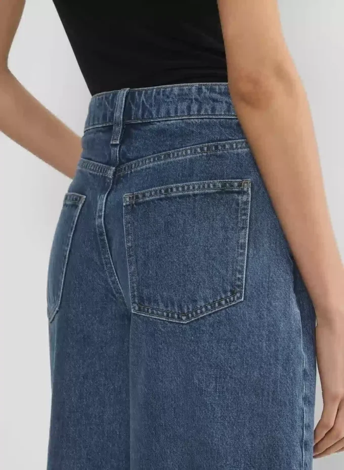 Publicity Denimshorts under kneet
