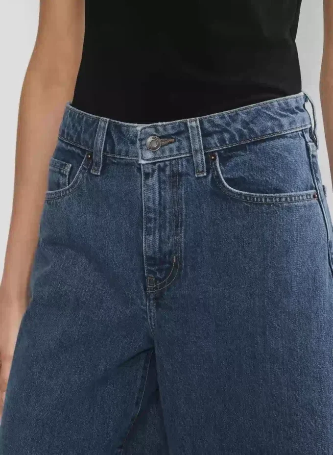 Publicity Denimshorts under kneet