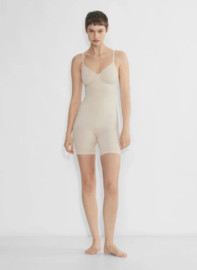 ShapeEnhance™ sømløs bodysuit som går til midt på låret ShapeEnhance™ sømløs bodysuit som går til midt på låret