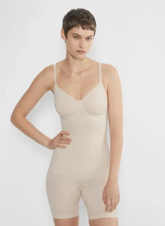 ShapeEnhance™ sømløs bodysuit som går til midt på låret